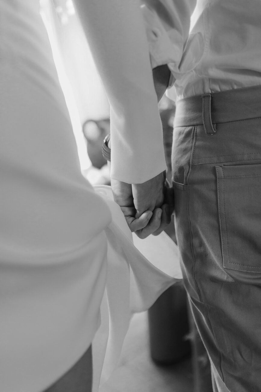 Mãos entrelaçadas dos noivos — Suspire Films